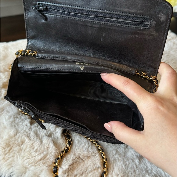 CHANEL Patent CC Wallet on Chain - Picture 3 of 6